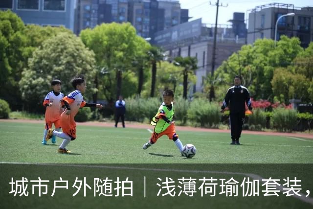 城市户外随拍｜浅薄荷瑜伽套装，勾勒柔和饱满体态