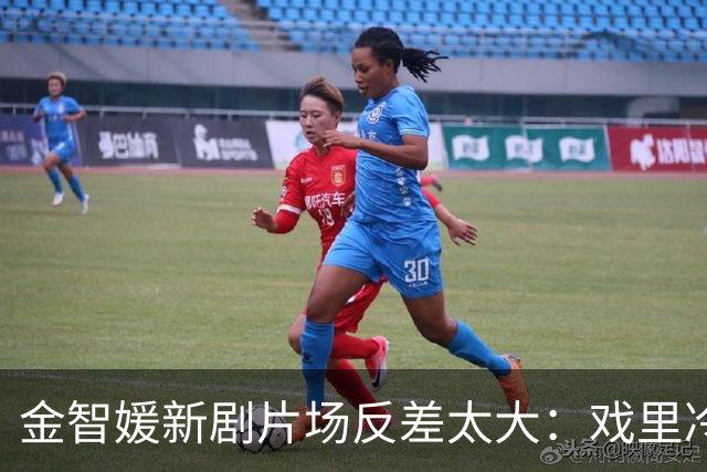 金智媛新剧片场反差太大：戏里冷面天才医生，戏外笑着跳舞